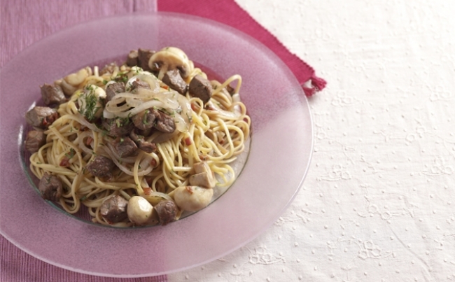 Saltado sobre pasta